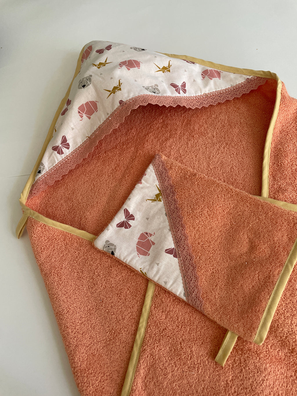 Ensemble cape de bain bébé et gant assorti