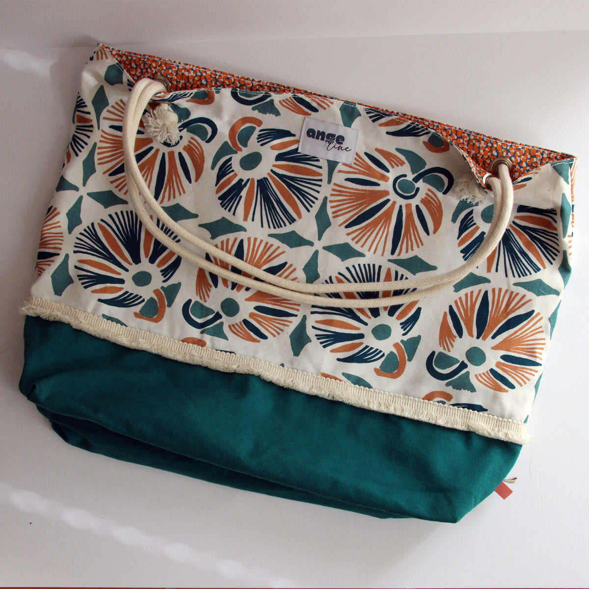 Sac_besace_Vicki_vert_et_fleurs_stylisees_a_franges